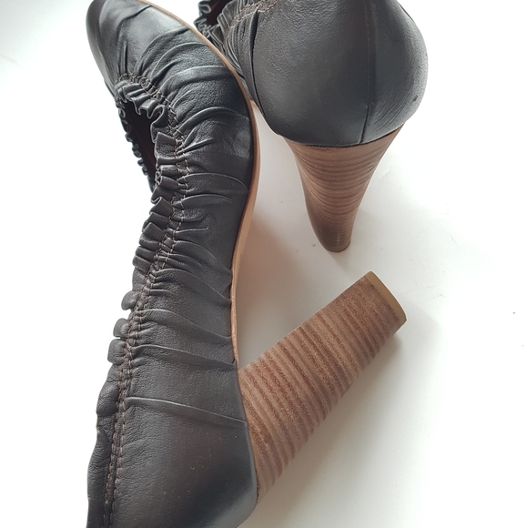 BCBG MAX AZRIA brown frilled pump - Picture 4 of 6